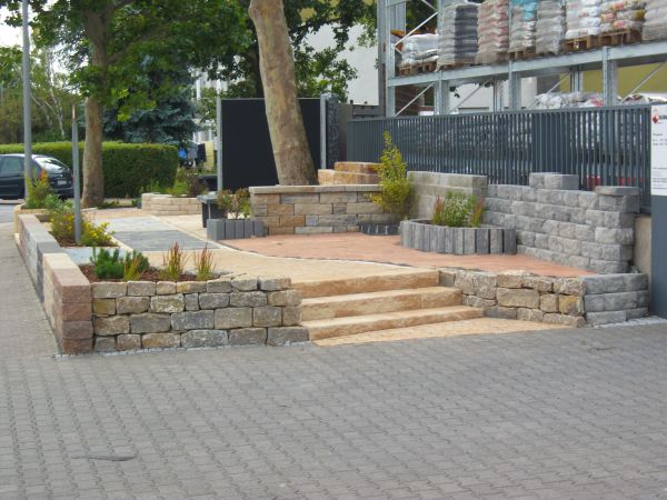 Steinmauern mit Stufen in einem Außenbereich