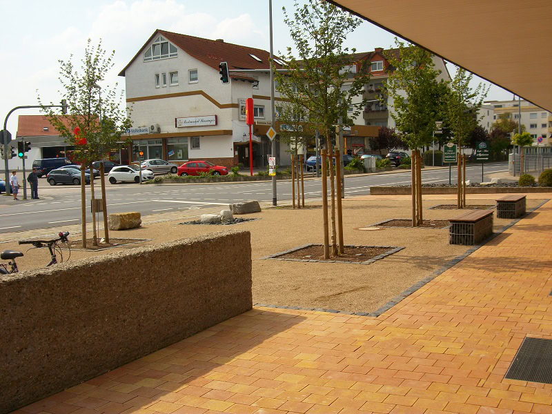 Gehweg mit Bäumen und Straßenecke in Wohngebiet