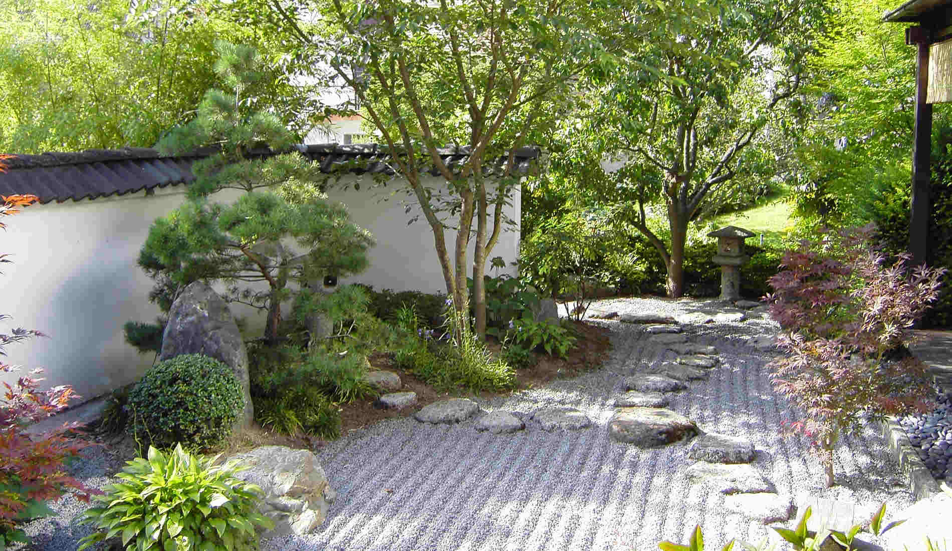 Japanischer Garten mit Steinen und Bäumen