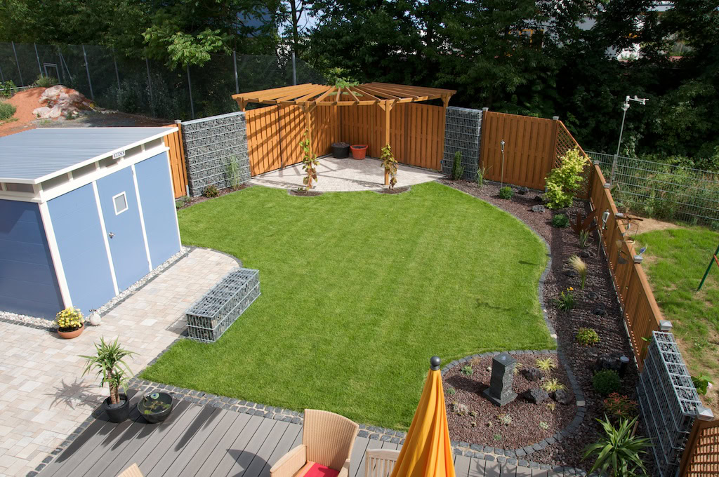Garten mit Rasen, Schuppen und Terrasse